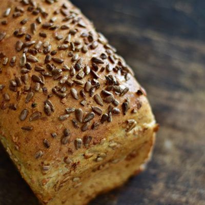 CHLEB SŁONECZNIKOWY; waga 400 g; chleb mieszany produkowany z maki pszennej Zawiera gluten